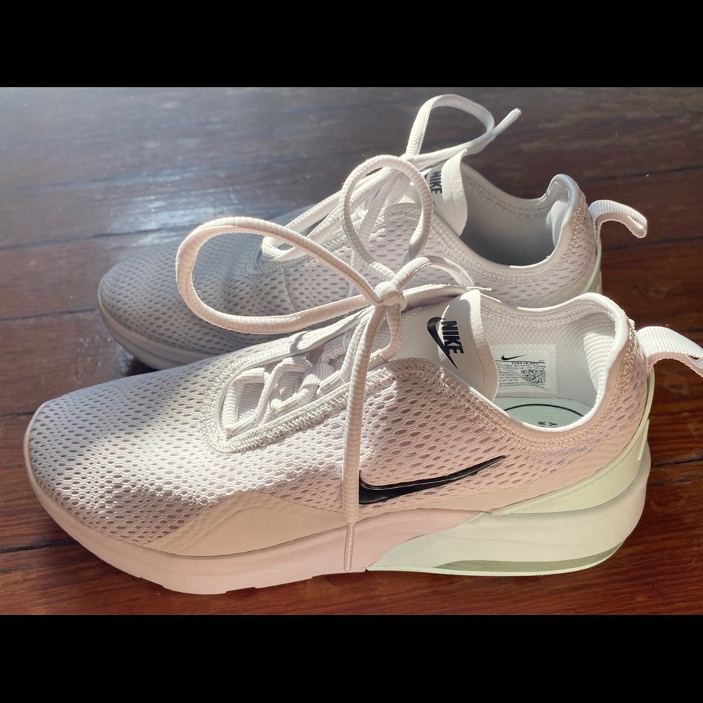 Nike Women's Air Max Motion 2 Sneaker